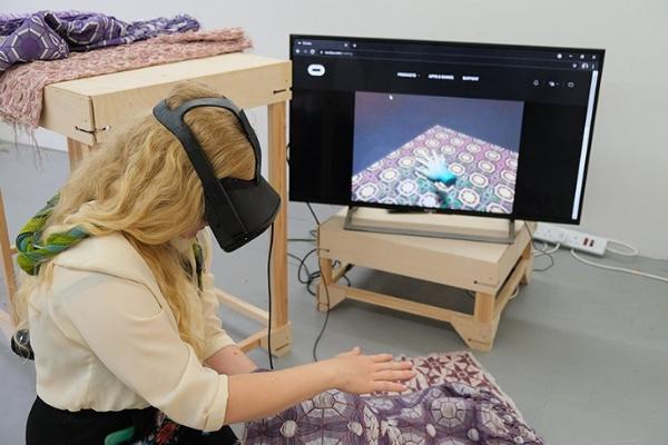 英国伦敦皇家艺术学院设计师展示VR互动刺绣作品