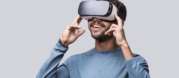 扎克伯格正在投资VR社交和教育