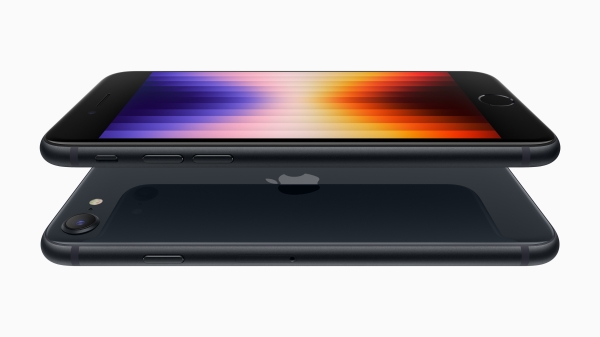 小屏旗舰没人买？曝iPhone SE3出货量下调：几乎腰斩