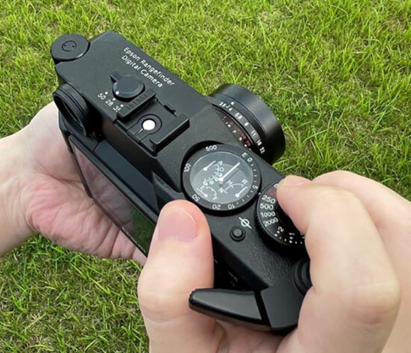 Epson-R-D1s-digital-rangefinder-cameras-with-Leica-M-mount-4-550x473.jpg