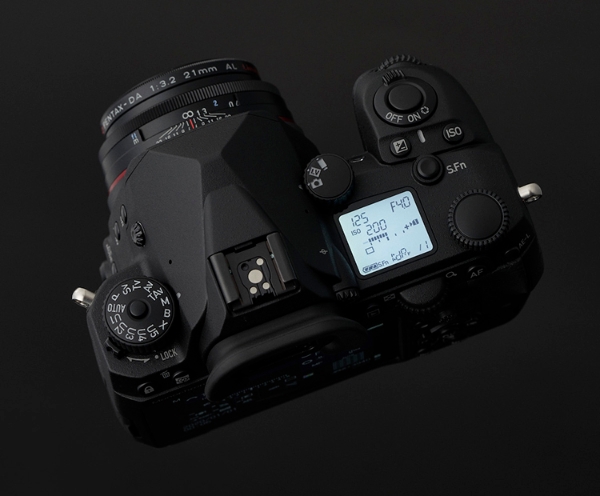 Pentax-Monochrome-DSLR-camera-7-1.jpg