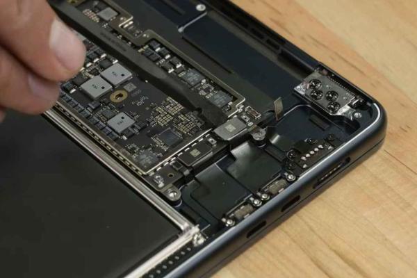 15英寸MacBook Air拆解 显著的区别是增加了两个扬声器