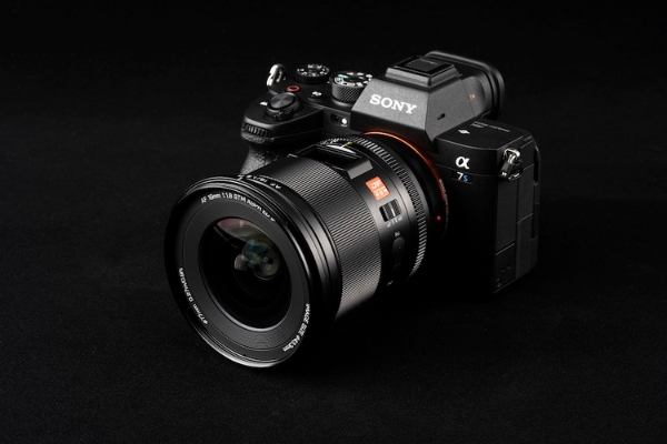 Viltrox-AF-16mm-f1.8-lens-for-Sony-E-mount-3.jpg