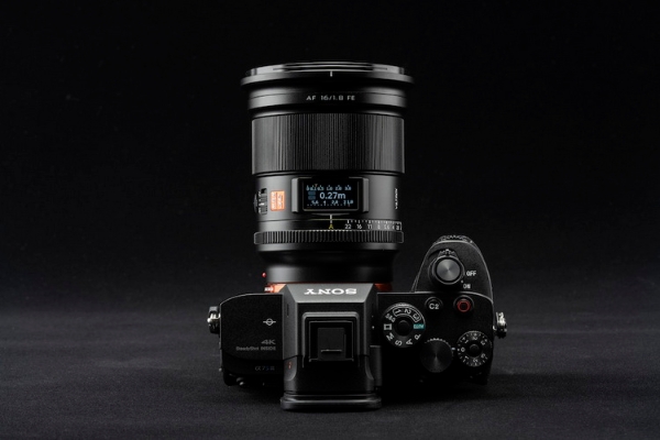 Viltrox-AF-16mm-f1.8-lens-for-Sony-E-mount-5.jpg