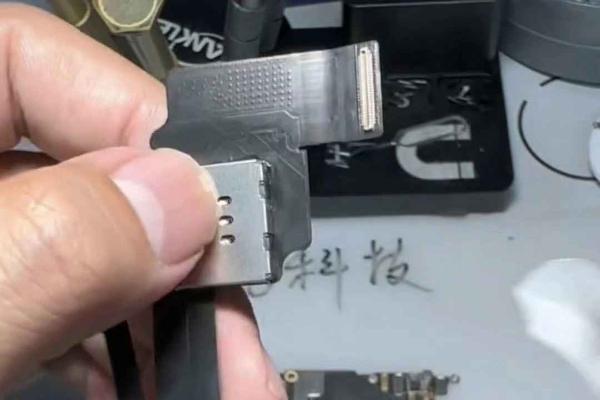 iPhone 15系列SIM卡托盘与USB-C端口尾部插头电缆集成