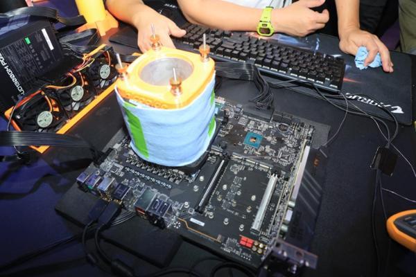 技嘉AORUS Z790钛雕 X主板现身“D5超频决胜力”现场：内存超频至11200MHz