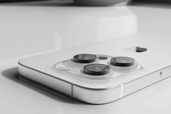 iPhone 16 Pro或使用模压玻璃镜头来减少相机凸起的厚度