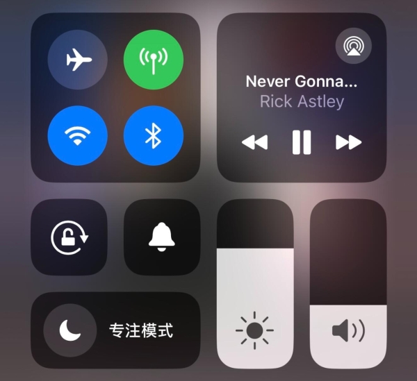 iOS 18有望优化控制中心：播放组件终于能够显示专辑封面