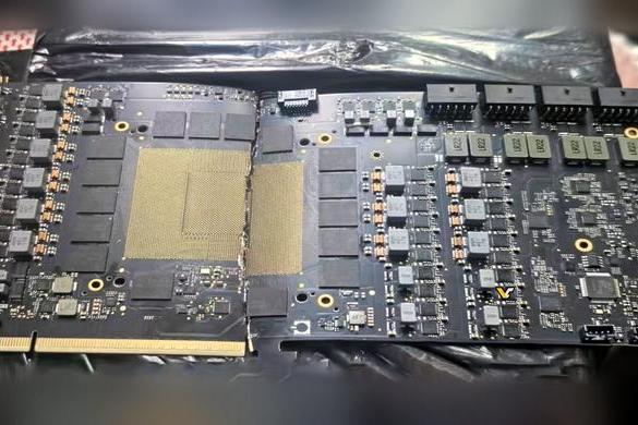 NVIDIA GeForce RTX 5090工程样板曝光：4辅助供电，极限2400W功率