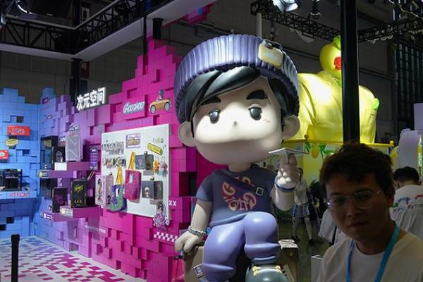 8090的集体回忆！威刚在BW2025带来与“周同学”联名主机和周边