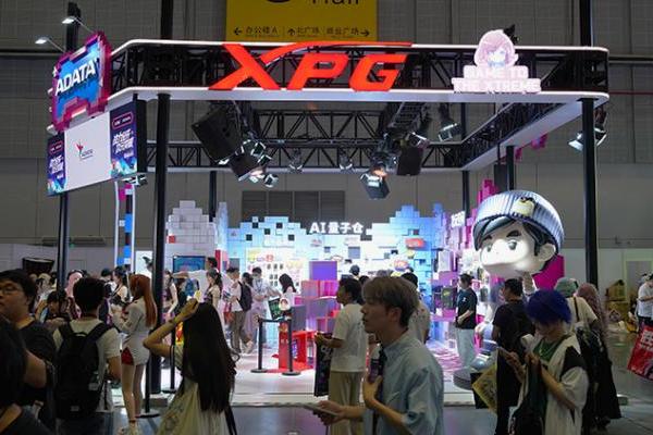 8090的集体回忆！威刚在BW2025带来与“周同学”联名主机和周边