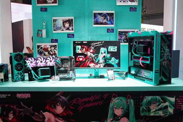 “败家之眼”名不虚传！ROG在BW2025展示豪华MOD主机，并发布初音联名全家桶
