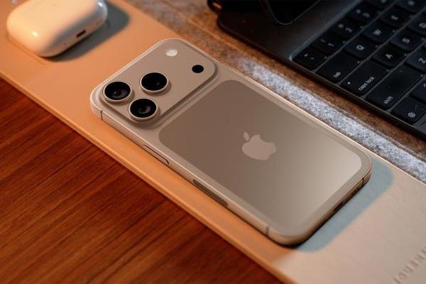 iPhone 17 Pro 机型或会新增一种类似铜色的橙色新配色