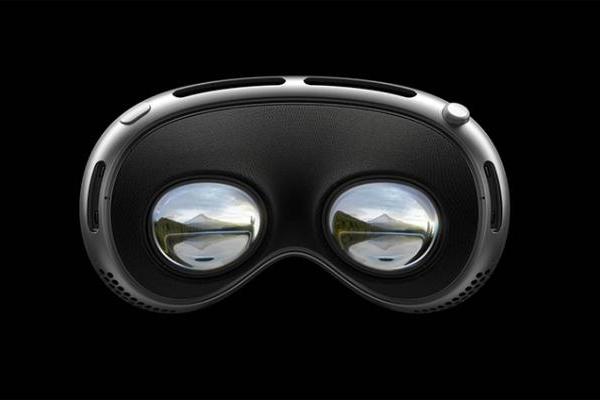 一根筋变两头堵了！苹果Vision Pro：卖不动和没新片“死循环”