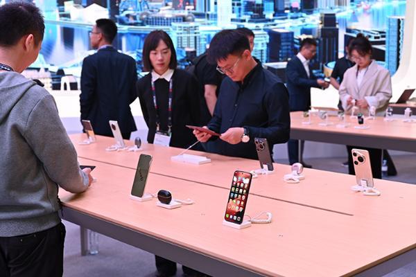 仅差0.2%，2025上半年国内手机市场：华为第一小米第二