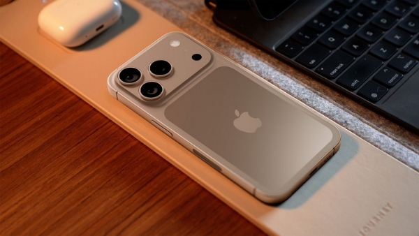 iPhone-17-Pro-on-Desk-Centered-1.jpg