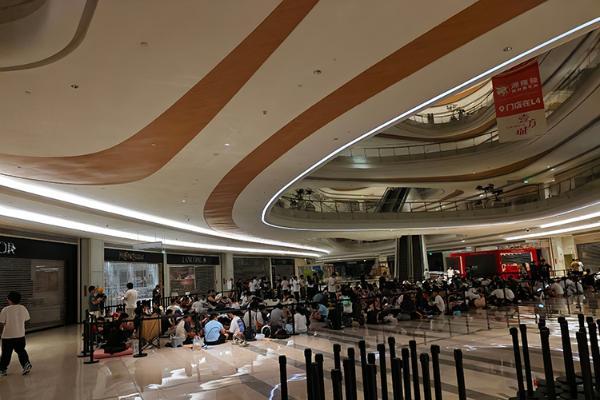 深圳Apple新店开业，送的苹果保温杯被炒到300元