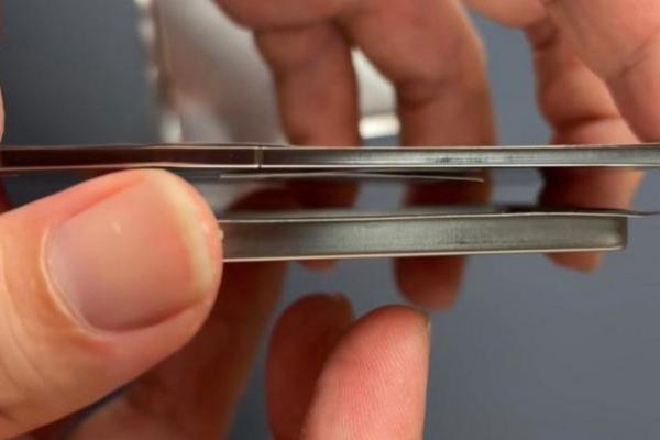 苹果iPhone 17 Air电池真图来了 妥妥与充电宝终生为伴