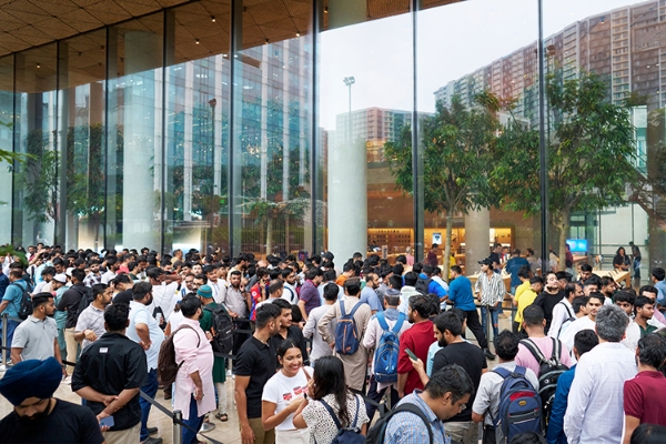 Apple-BKC-Mumbai-store-queue-250919.jpg