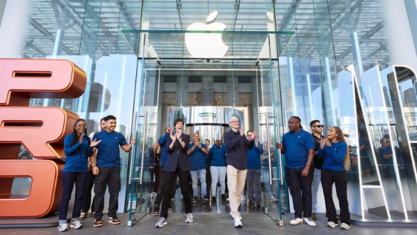 Apple-Fifth-Avenue-New-York-Tim-Cook-and-Deirdre-O-Brien-welcome-customers-with-team-members-250919_Full-Bleed-Image.jpg.xlarge.jpg