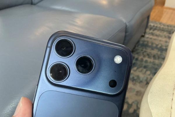 iPhone 17 Pro/Pro Max被爆出现机身变色问题，星宇橙竟变粉色与金色