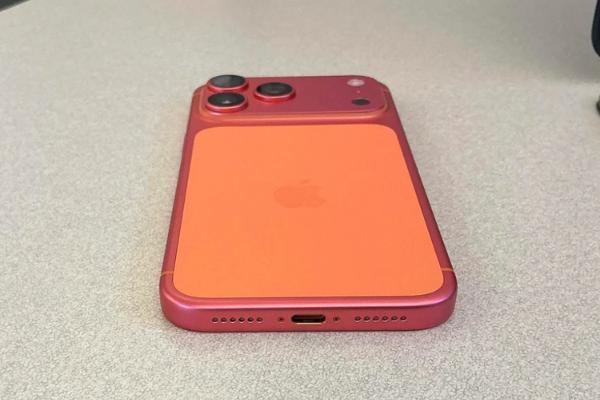 iPhone 17 Pro/Pro Max被爆出现机身变色问题，星宇橙竟变粉色与金色