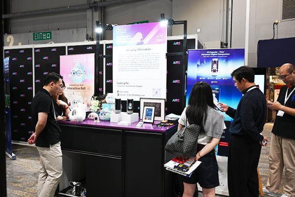 AI胶囊机器人亮相CTIS2025，让二次元数字人陪你在家随时唠嗑！
