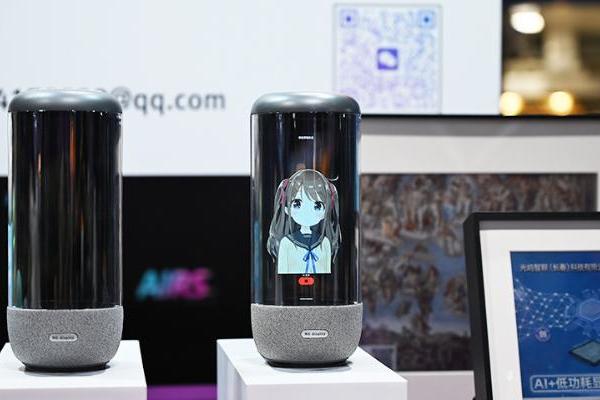 AI胶囊机器人亮相CTIS2025，让二次元数字人陪你在家随时唠嗑！