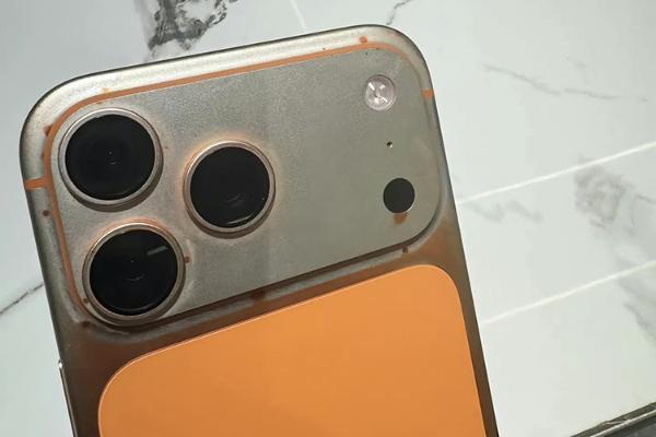 iPhone 17 Pro Max再现褪色案例，连橙色涂层都没了，像锈了一样