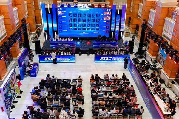 玩游戏更丝滑！2025全民电竞嘉年华，盖世小鸡手柄成功种草新玩家