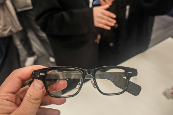 阿里推出AI智能眼镜：7.5毫米镜腿同类最窄，千问让产品更智能