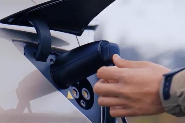 特斯拉Model Y L上线外放电功能，每个车主都免费送！