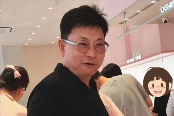 华为Mate X7线稿曝光，博主画了三种DECO，猜哪个最接近？