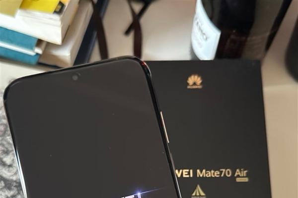华为Mate70 Air真机亮相：采用宽比例屏幕！