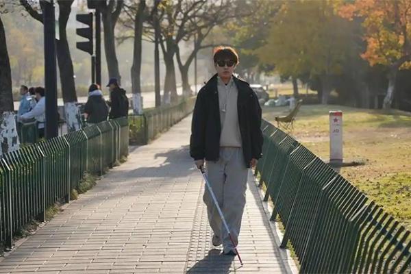 国内首款AI助盲眼镜亮相！瞳行科技为视障群体打造第二视觉