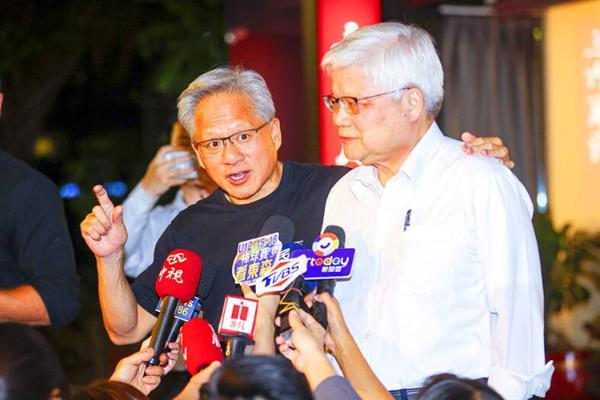 黄仁勋已到台湾，94岁台积电张忠谋罕见露面，坐轮椅与其见面