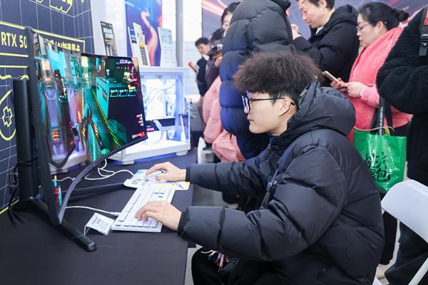 热点科技TechX体验日最吸睛！泰坦军团G49E9R2超大带鱼屏震撼全场