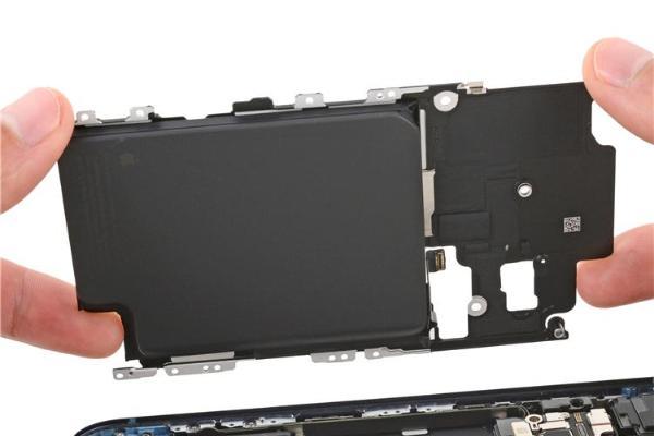 曝iPhone电池成本仅12美元：维修却要969元，外媒直言苹果宰客