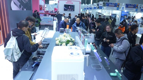 开年火了一个超级会原创的小家电品牌，叫“小威”