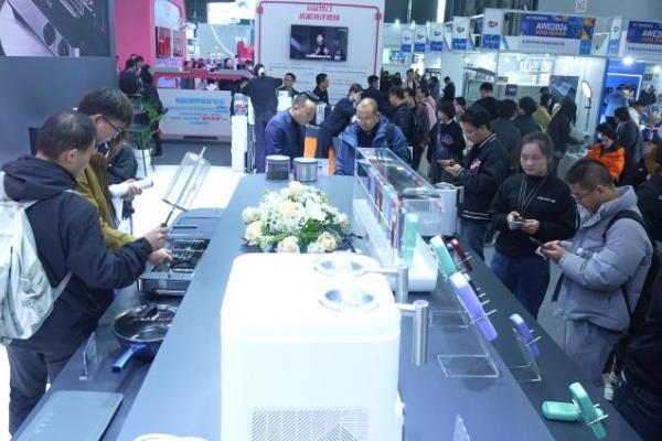 开年火了一个超级会原创的小家电品牌，叫“小威”