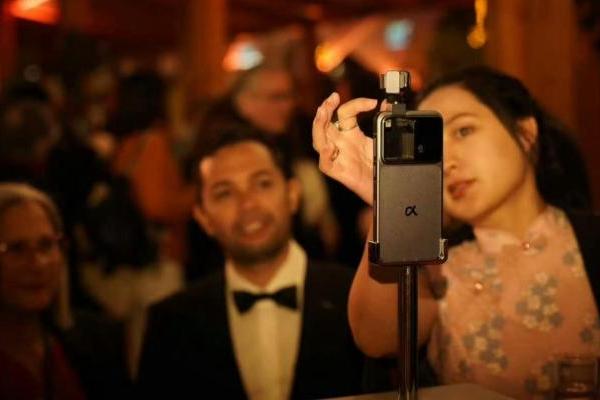 机器人手机硬刚iPhone 18？ 荣耀官宣Robot Phone三季度上市