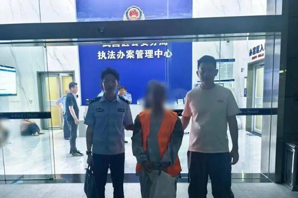 你也是个人才！一偷车贼不认识油门、刹车，拍照问豆包现学开车