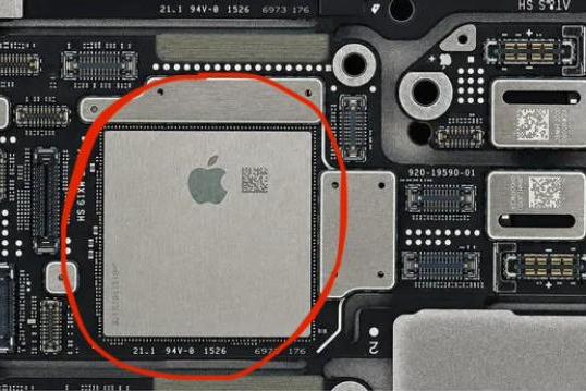 苹果代工厂630GB机密外泄：iPhone 18 Pro主板曝光，A20 Pro散热终于有救？