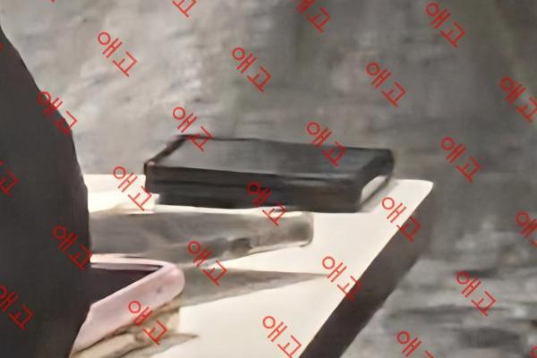 吃个饭竟泄密？三星阔折叠Galaxy Z Fold 8真机曝光