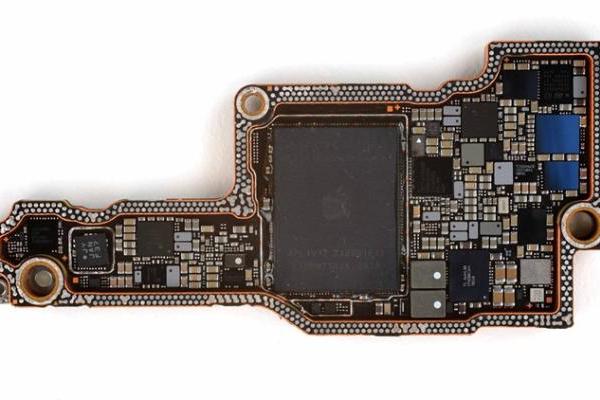 扩容没得搞了：iPhone 18 Pro将闪存包裹其中