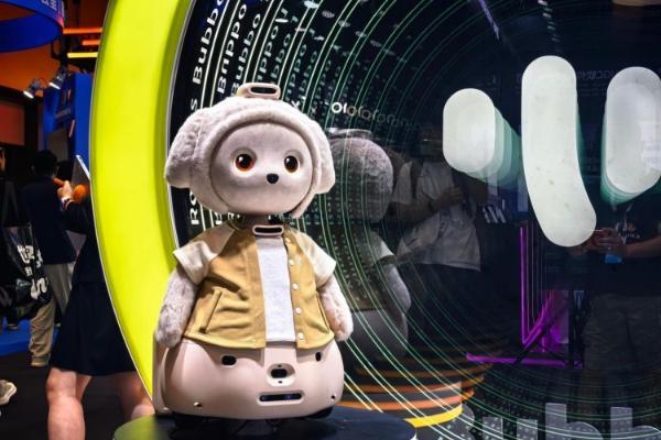 WAIC 2026现场体验巴布：机器人开始从"会聊天"走向"会陪伴"