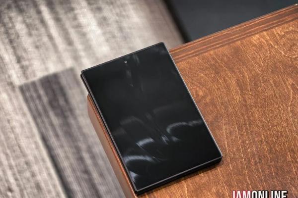 三星阔折叠Galaxy Z Fold 8机模现身，看着落后华为Pura X Max一代
