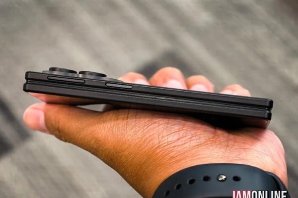 三星阔折叠Galaxy Z Fold 8机模现身，看着落后华为Pura X Max一代