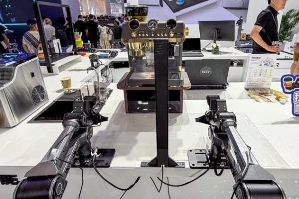 机器人工作不再单打独斗：仙工智能WRC2026展示三合一大脑架构