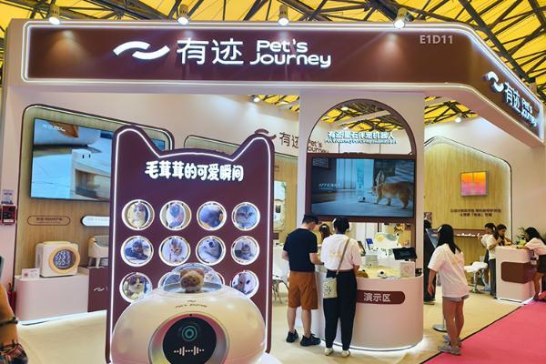有迹宠物陪伴机器人亮相2026亚宠展，能陪玩能对话，留守猫咪不孤单